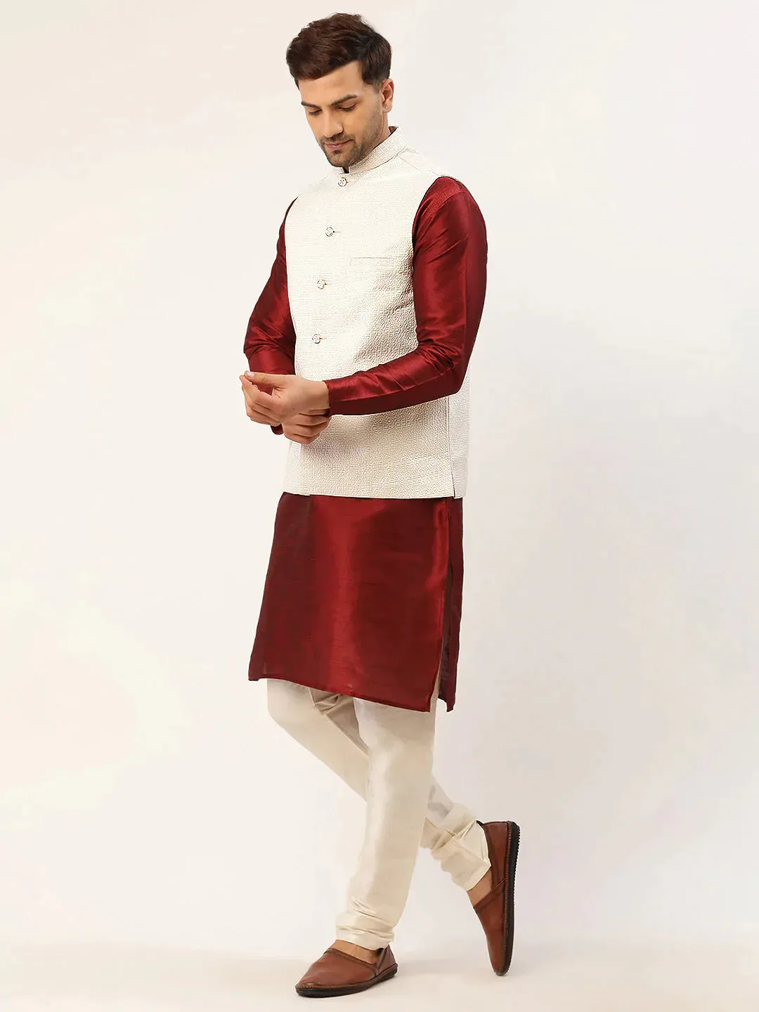 Men'S Solid Kurta Pyjama With White Embroidered Nehru Jacket